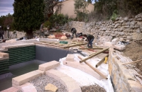 Piscine naturelle BioNova à filtration biologique en construction dans le Var